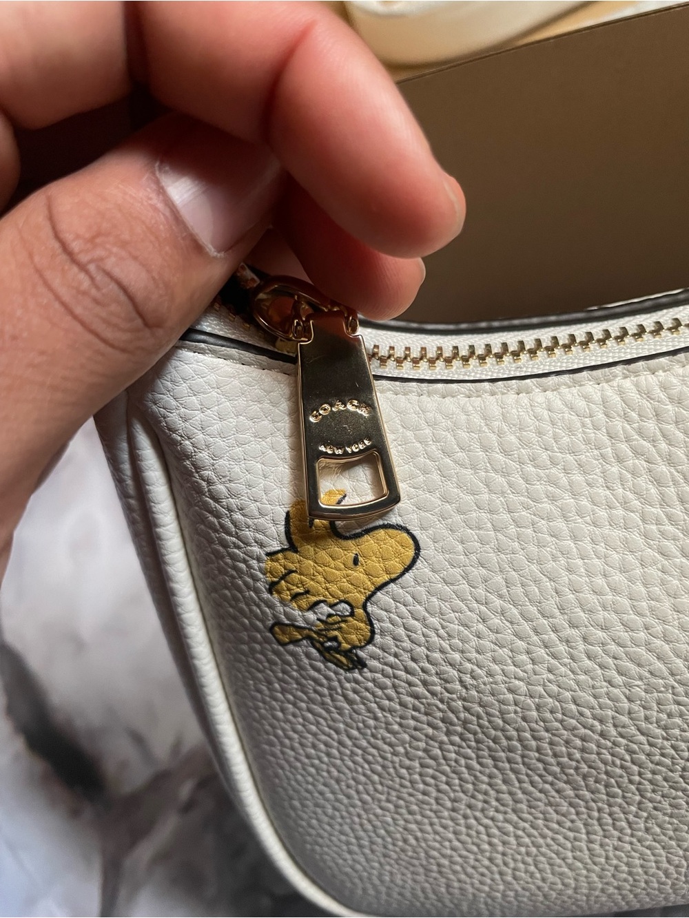 Coach X Peanuts White Pebbled Leather Shoulder - Picture 4 of 6